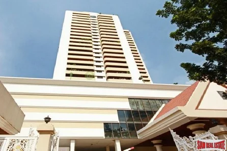 Oriental Towers Condo | Large Three Bedroom Family Condo with  Pool and City Views in Ekkamai