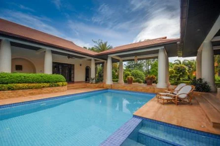 WHITE LOTUS 2 : IMMACULATE 5 BED POOL VILLA NEAR TOWN AND BEACHES