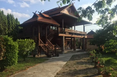 Beautiful Teak Villa next beautiful Serene Pranburi River