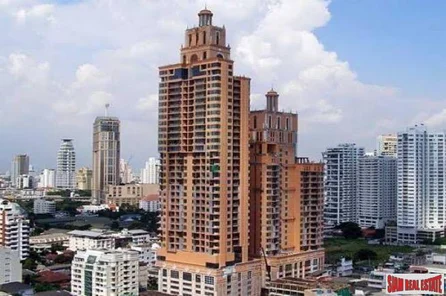 Aguston Sukhumvit 22 | Dynamic Deluxe Two Bedroom Condo with Extras in Phrom Phong
