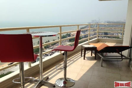 View Talay 8 | Large beautiful 2 Bedroom Corner Unit for Sale on the 19th Floor with Sea View near the Beach at Jomtien 