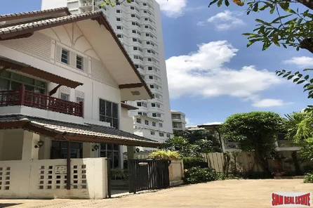 Private House in Sukhumvit Area | 4 Bedrooms and 4 Bathrooms, 300 Sq.M, Nana, Bangkok