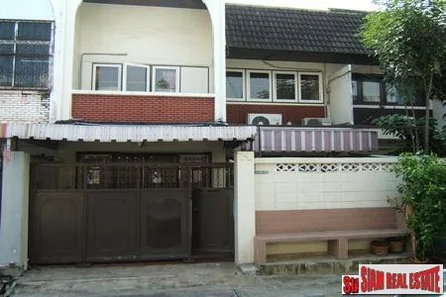 Traditional 3 bedrooms, 2 bathrooms townhouse for sale on the middle of Sukhumvit 71