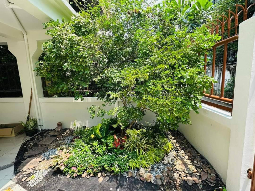 Beautiful Five Bedrooms + Maid room Home with Tropical Garden for Rent in Phormphong, Bangkok-14