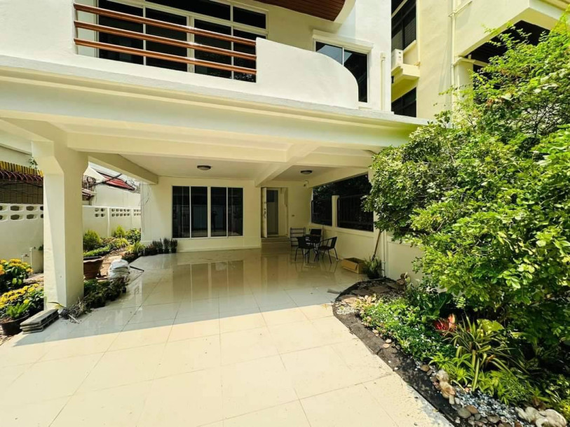 Beautiful Five Bedrooms + Maid room Home with Tropical Garden for Rent in Phormphong, Bangkok-2