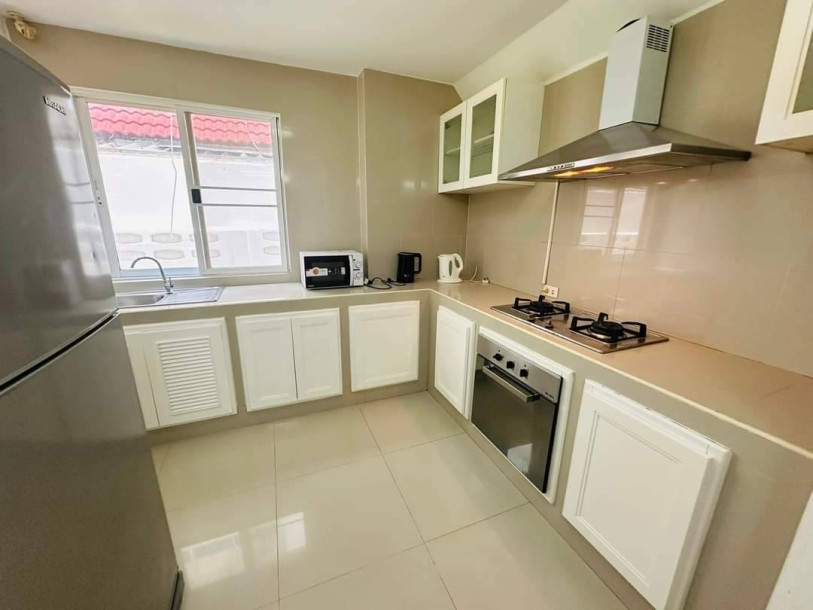 Beautiful Five Bedrooms + Maid room Home with Tropical Garden for Rent in Phormphong, Bangkok-12