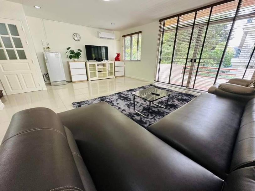 Beautiful Five Bedrooms + Maid room Home with Tropical Garden for Rent in Phormphong, Bangkok-11