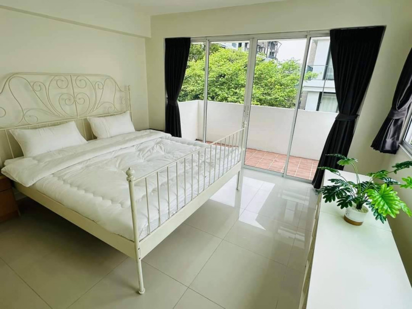 Beautiful Five Bedrooms + Maid room Home with Tropical Garden for Rent in Phormphong, Bangkok-4