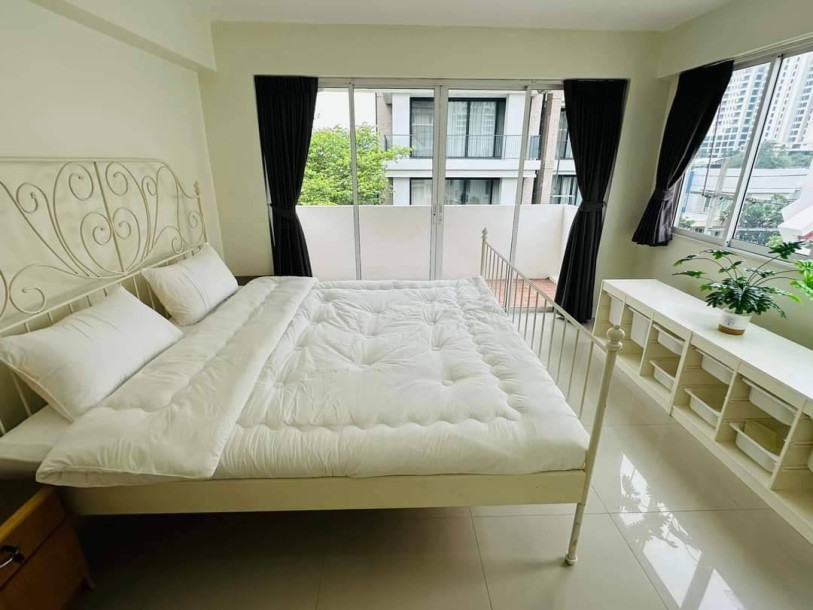 Beautiful Five Bedrooms + Maid room Home with Tropical Garden for Rent in Phormphong, Bangkok-9