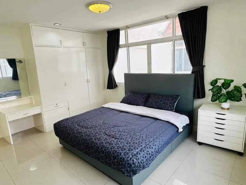 Beautiful Five Bedrooms + Maid room Home with Tropical Garden for Rent in Phormphong, Bangkok-8