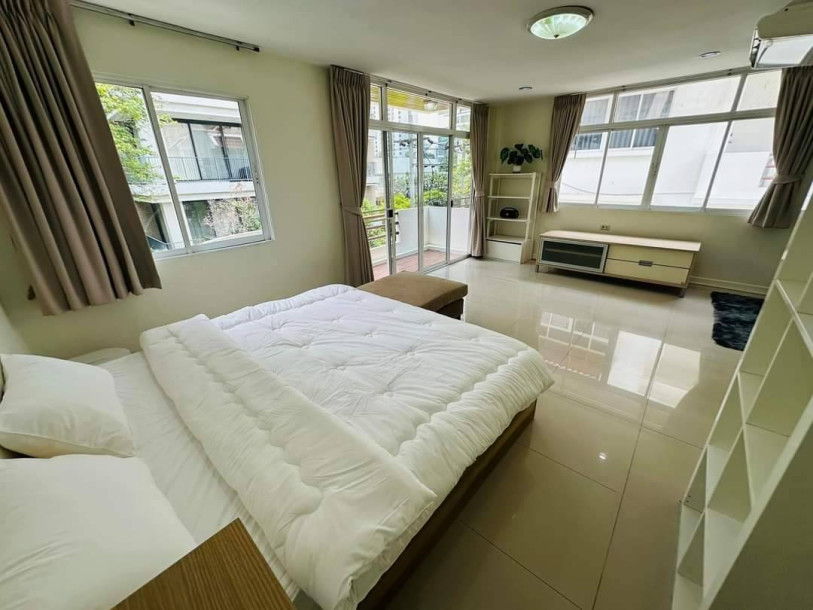 Beautiful Five Bedrooms + Maid room Home with Tropical Garden for Rent in Phormphong, Bangkok-3