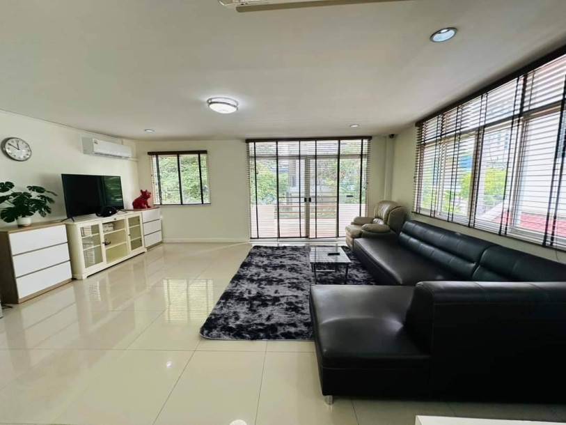 Beautiful Five Bedrooms + Maid room Home with Tropical Garden for Rent in Phormphong, Bangkok-7
