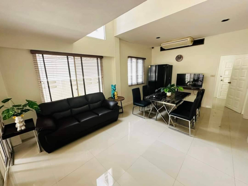 Beautiful Five Bedrooms + Maid room Home with Tropical Garden for Rent in Phormphong, Bangkok-6
