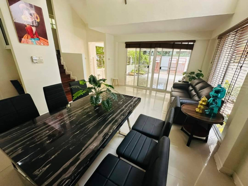 Beautiful Five Bedrooms + Maid room Home with Tropical Garden for Rent in Phormphong, Bangkok-5