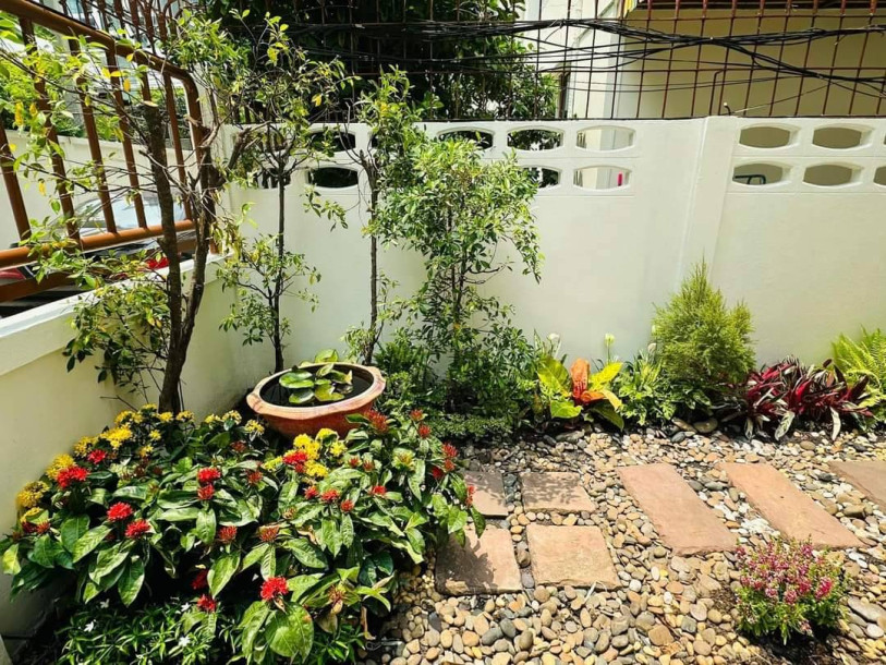Beautiful Five Bedrooms + Maid room Home with Tropical Garden for Rent in Phormphong, Bangkok-15