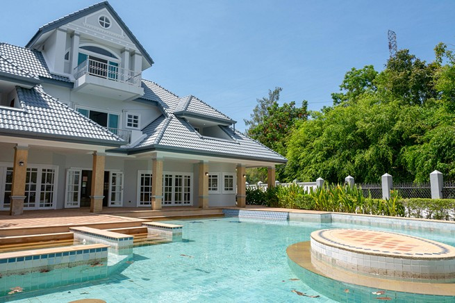 6-8 Bedroom Mansion Pool Villa overlooking the golf course in Phuket-3