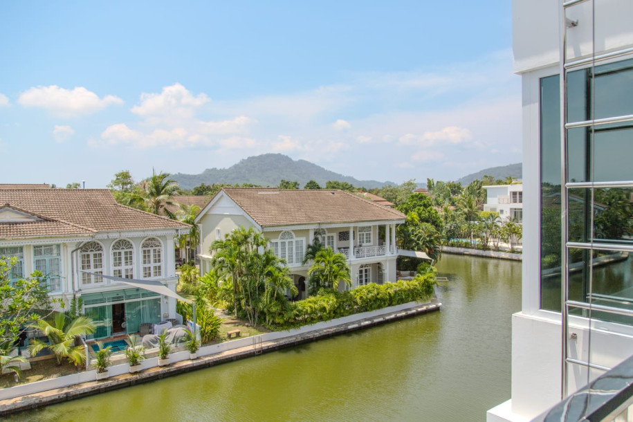 Boat Lagoon // 3 bed 4 bath Fully Renovated Townhome with Private Deck for sale-24