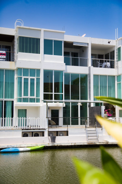 Boat Lagoon // 3 bed 4 bath Fully Renovated Townhome with Private Deck for sale-1