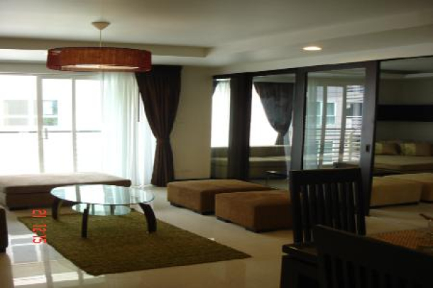 Luxurious light and airy luxury condominiums on Sukhumvit 61-2