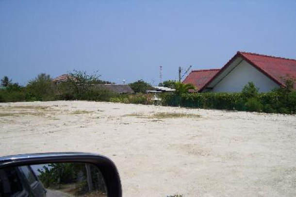 Great Land Plot in the Heart of Hua Hin perfect to divide for bungalows or shop houses-8