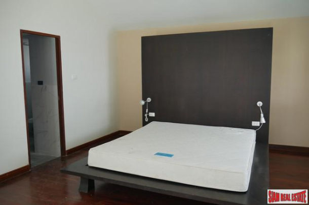 Large 3+1 bedrooms appartment for rent in Sukhumvit Soi 26-21
