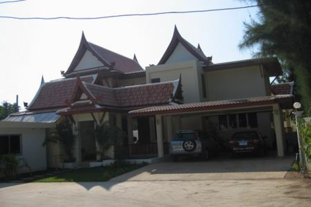 Three bedroom Thai stlye house with swimming pool-3