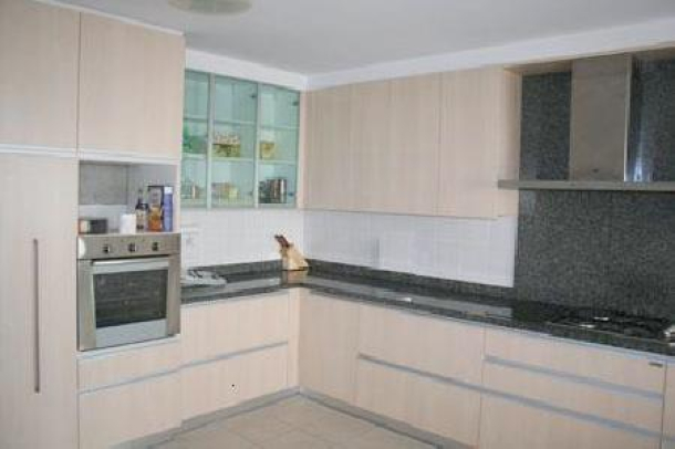 A Spacious 3 Bedroom & Newly Renovated Apartment In Sukhumvit 18-4