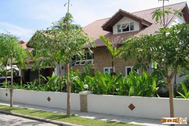 Large 4 bedroom home in delightful small estate, Chalong-1