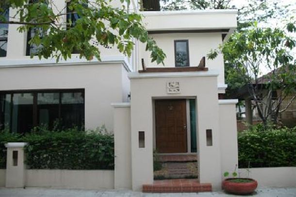 RENTED A Charming House Superbly Located On Sukhumvit 26 With A Lovely Private Pool-1
