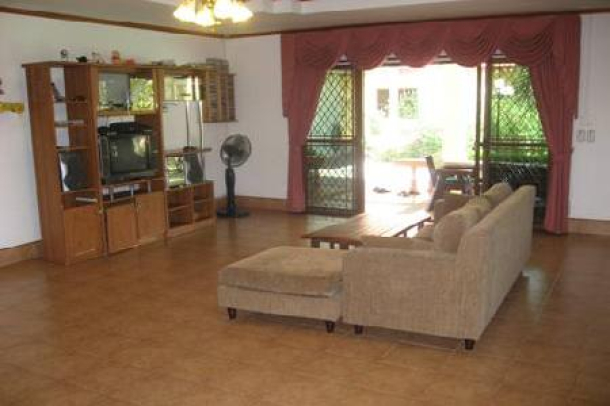 Villa For Sale with a Large Garden and Swimming Pool-6