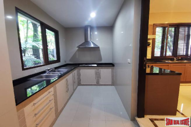 House 4 bedrooms, 5 bathrooms, secured compound, closed to Asoke intersection, BTS and subway!-12