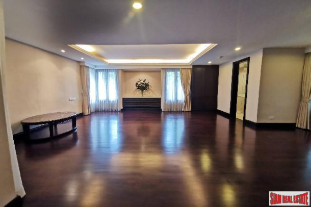 House 4 bedrooms, 5 bathrooms, secured compound, closed to Asoke intersection, BTS and subway!-13