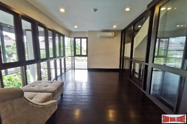 House 4 bedrooms, 5 bathrooms, secured compound, closed to Asoke intersection, BTS and subway!-18