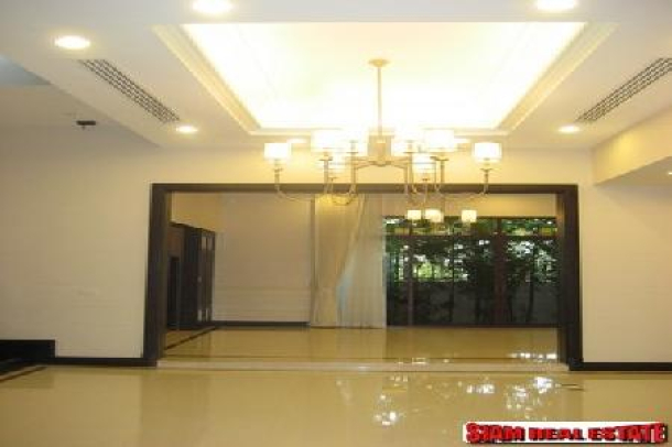 House 4 bedrooms, 5 bathrooms, secured compound, closed to Asoke intersection, BTS and subway!-2