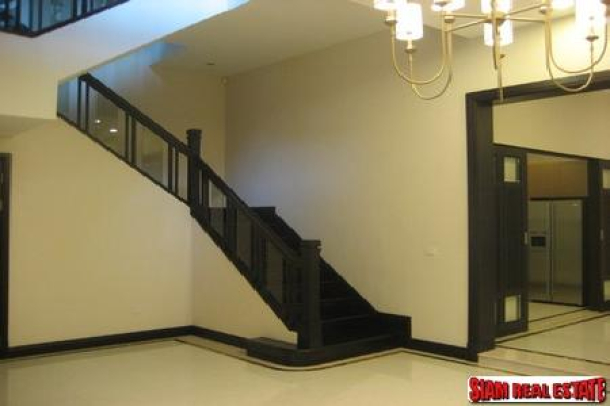 House 4 bedrooms, 5 bathrooms, secured compound, closed to Asoke intersection, BTS and subway!-3