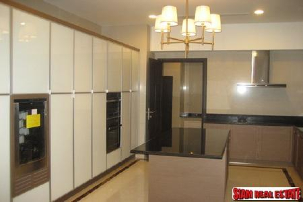 House 4 bedrooms, 5 bathrooms, secured compound, closed to Asoke intersection, BTS and subway!-4