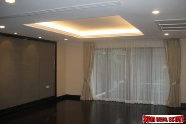House 4 bedrooms, 5 bathrooms, secured compound, closed to Asoke intersection, BTS and subway!-5