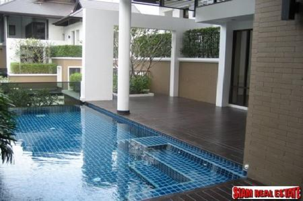 House 4 bedrooms, 5 bathrooms, secured compound, closed to Asoke intersection, BTS and subway!-7