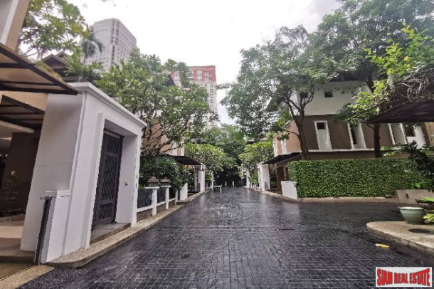 House 4 bedrooms, 5 bathrooms, secured compound, closed to Asoke intersection, BTS and subway!-8