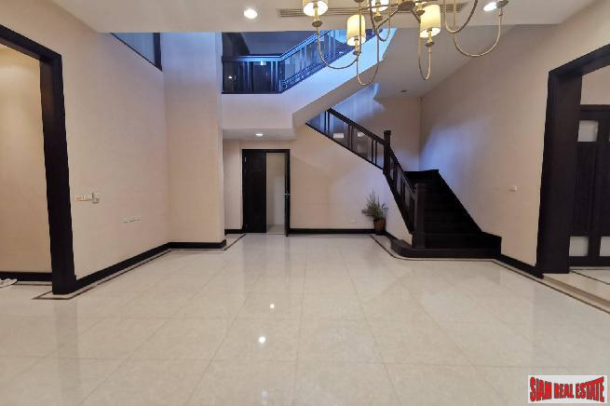 House 4 bedrooms, 5 bathrooms, secured compound, closed to Asoke intersection, BTS and subway!-9