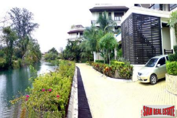 Three and Four Bedroom Houses Situated at the Exclusive Boat Lagoon Marina For Sale-18