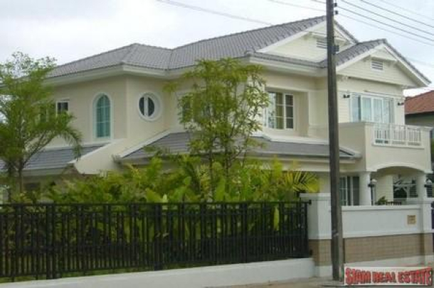 Modern Three Bedroom House with Great Communal Facilities For Rent at Chalong-1