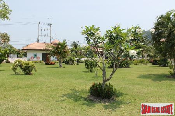4 bedrooms, 4 bathrooms House in a peaceful Village on Pattanakarn Road-11