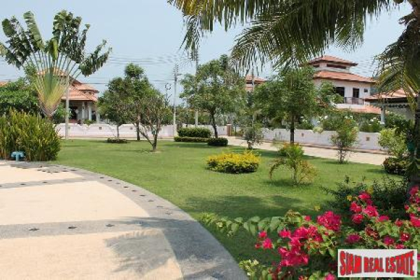 4 bedrooms, 4 bathrooms House in a peaceful Village on Pattanakarn Road-9