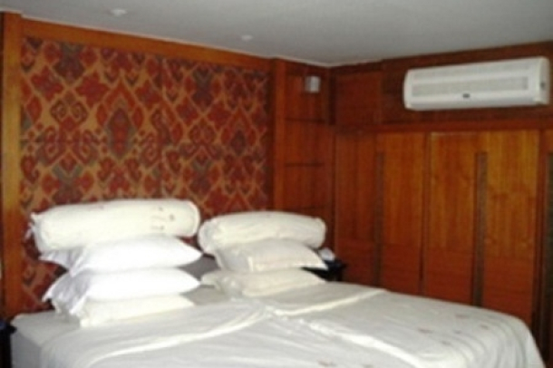 Centrally Located Three Bedroom Bangkok Condo at a Bargain Price-3