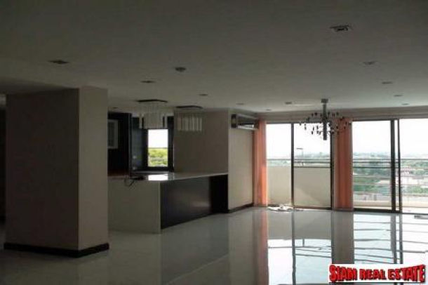 Immaculate and spacious 5 Bedrooms 4 Bathrooms Condo for sale, near the junction of Srinakarin and Pattanakarn Road-1