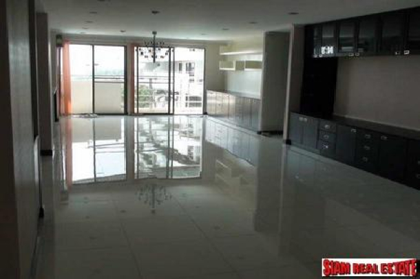 Immaculate and spacious 5 Bedrooms 4 Bathrooms Condo for sale, near the junction of Srinakarin and Pattanakarn Road-2