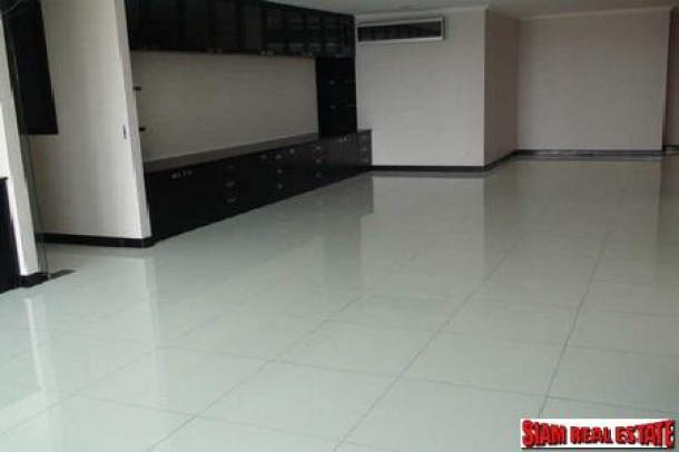 Immaculate and spacious 5 Bedrooms 4 Bathrooms Condo for sale, near the junction of Srinakarin and Pattanakarn Road-3