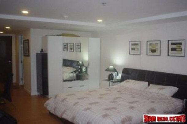 Studio for sale close to Nana BTS station and within walking distance to the Sukhumvit MRTA underground.-4