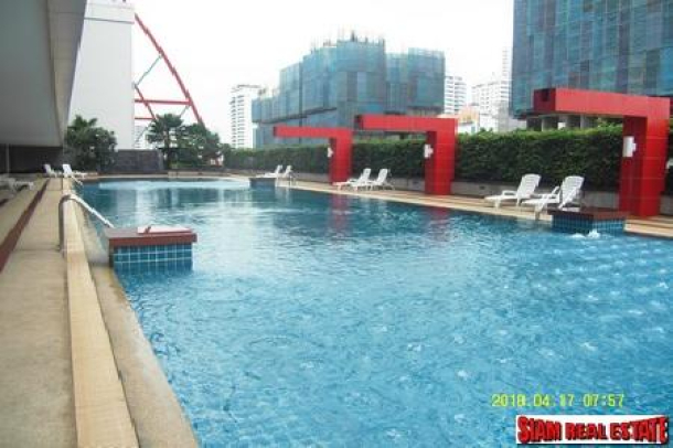 Studio for rent close to Nana skytrain station and within walking distance to the Sukhumvit MRTA underground.-1